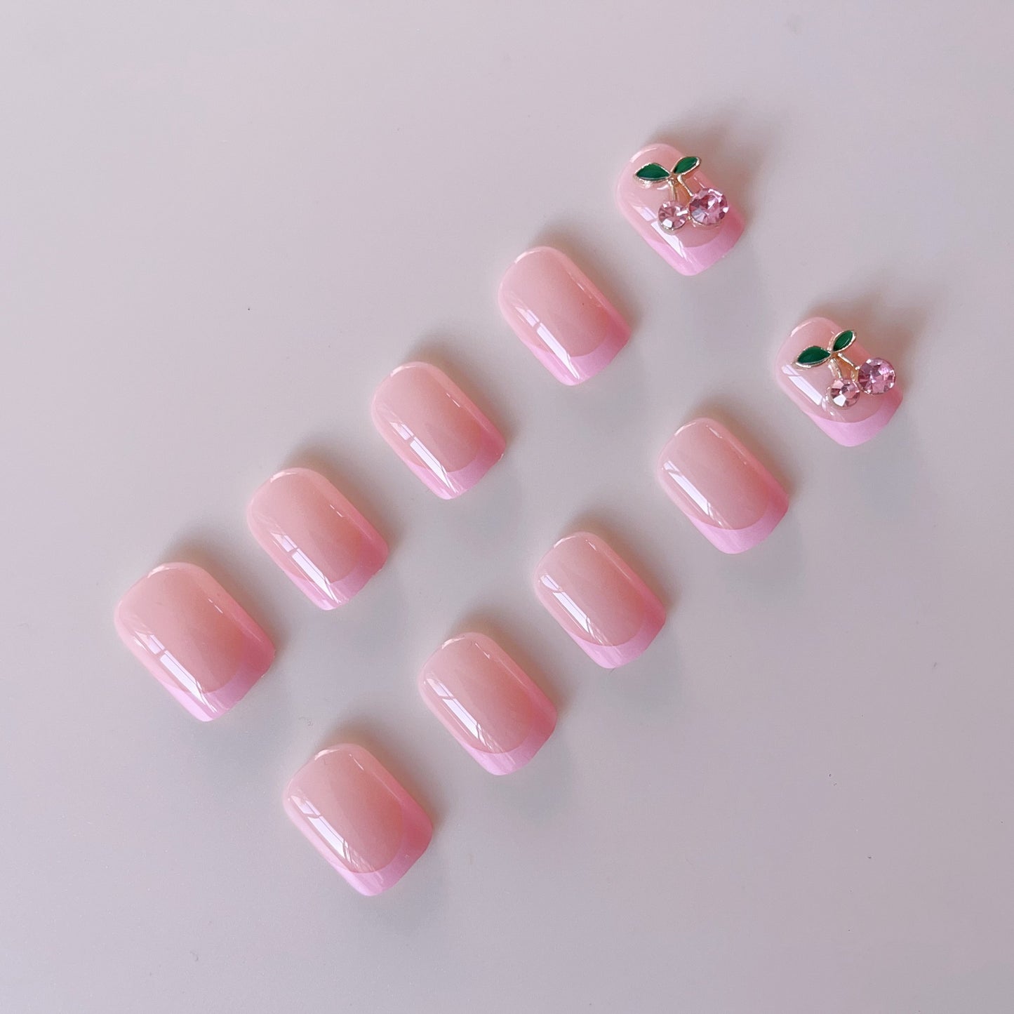 Kunstnagelset mit einzigartigen floralen Akzenten Brehn