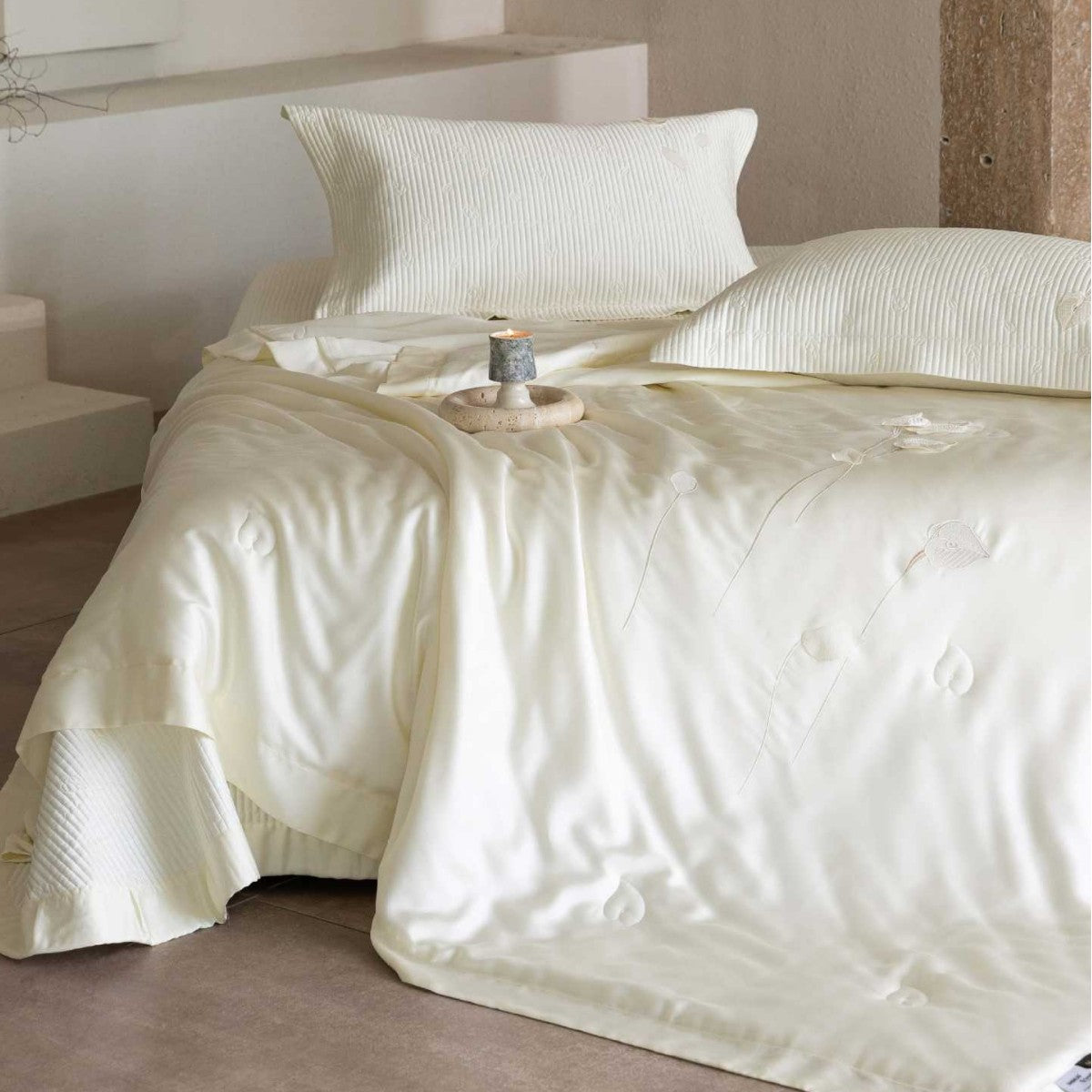 Luxuriöses Satin-Bettwäsche-Set mit bestickter Steppdecke und Kissenbezügen
