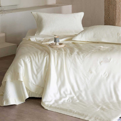 Luxuriöses Satin-Bettwäsche-Set mit bestickter Steppdecke und Kissenbezügen