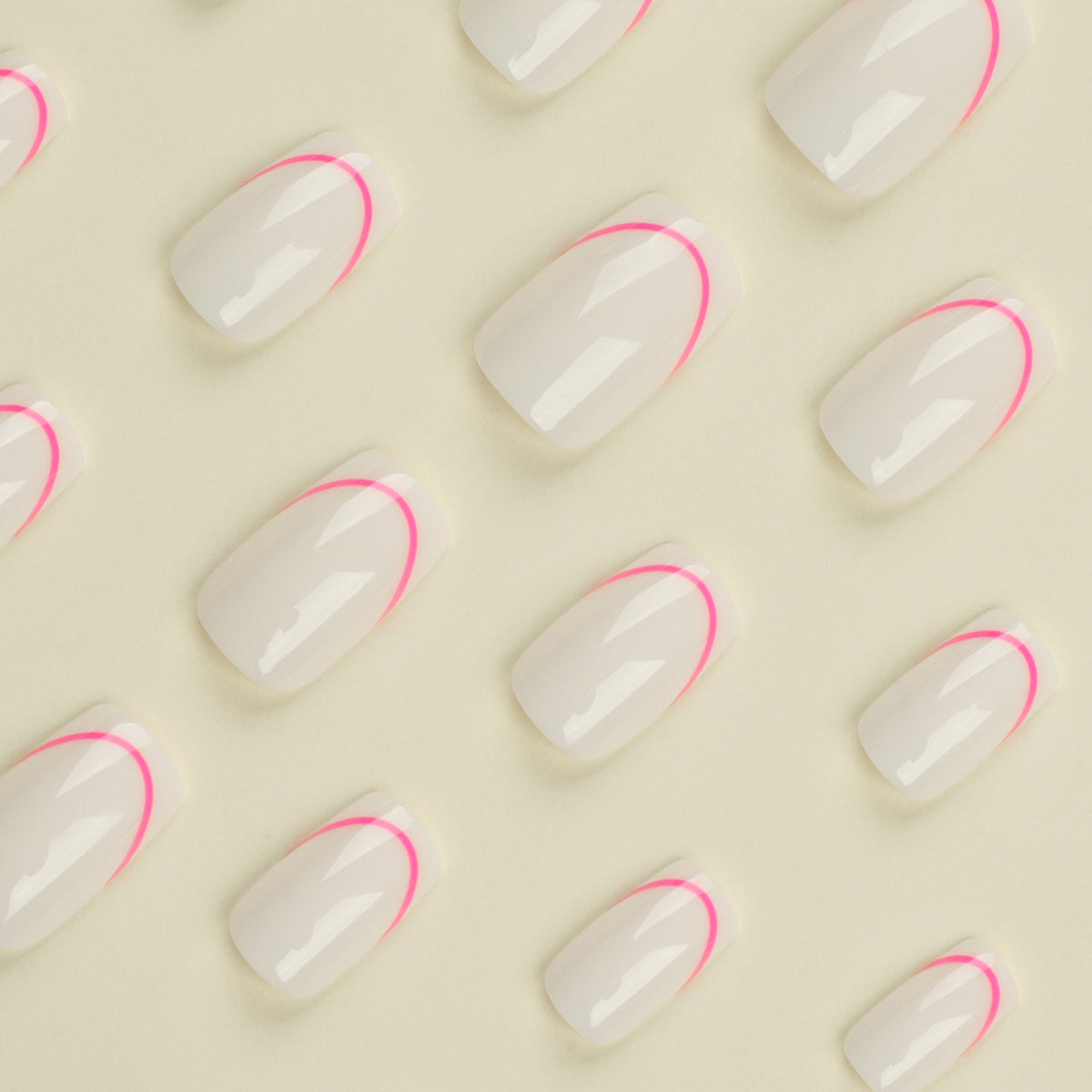 Stilvolle Kunstnägel mit elegantem French-Tip und modernen Akzenten Brehn