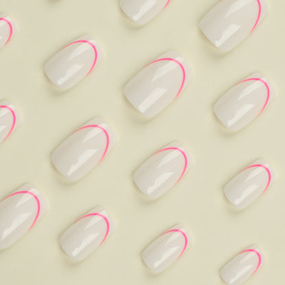Stilvolle Kunstnägel mit elegantem French-Tip und modernen Akzenten Brehn