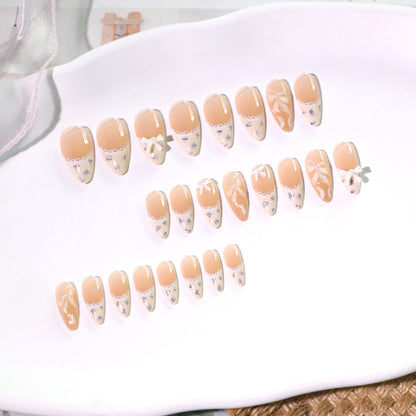 Kunstvolle Nagelkunst mit eleganten Schleifen und Strass-Details Brehn