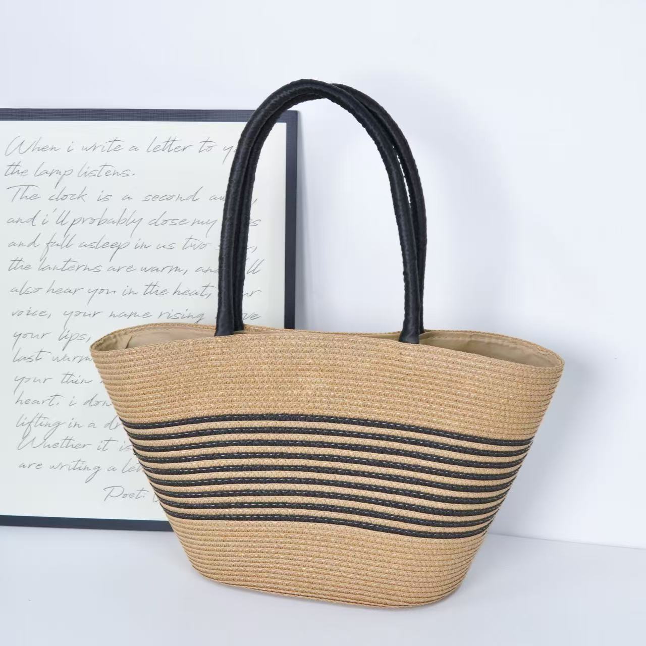 Strandtasche mit Elegantem Streifenmuster und Robusten Trageriemen Brehn