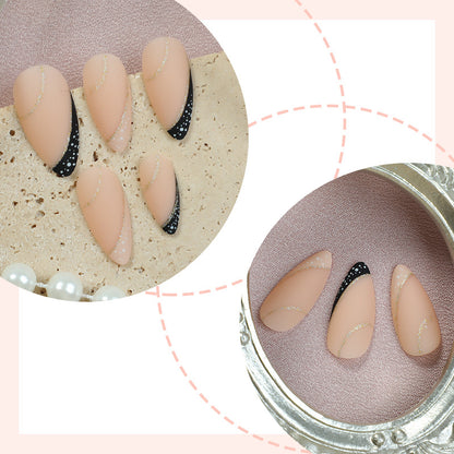 Stylisches Stiletto Press-on Nagelkunstset mit goldenen Akzenten Brehn
