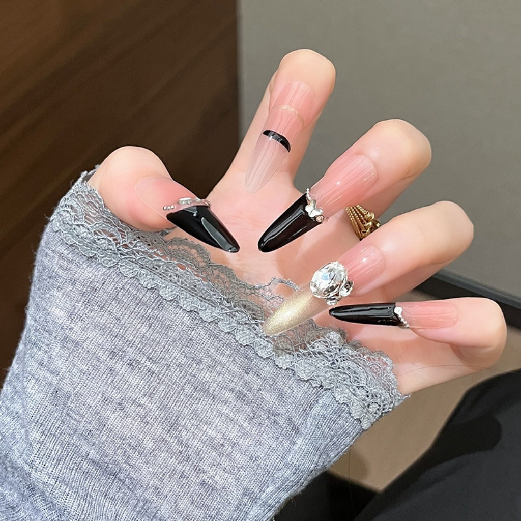 Künstlerische Stiletto Press-On Nagelkunst mit schimmernden Akzenten Brehn