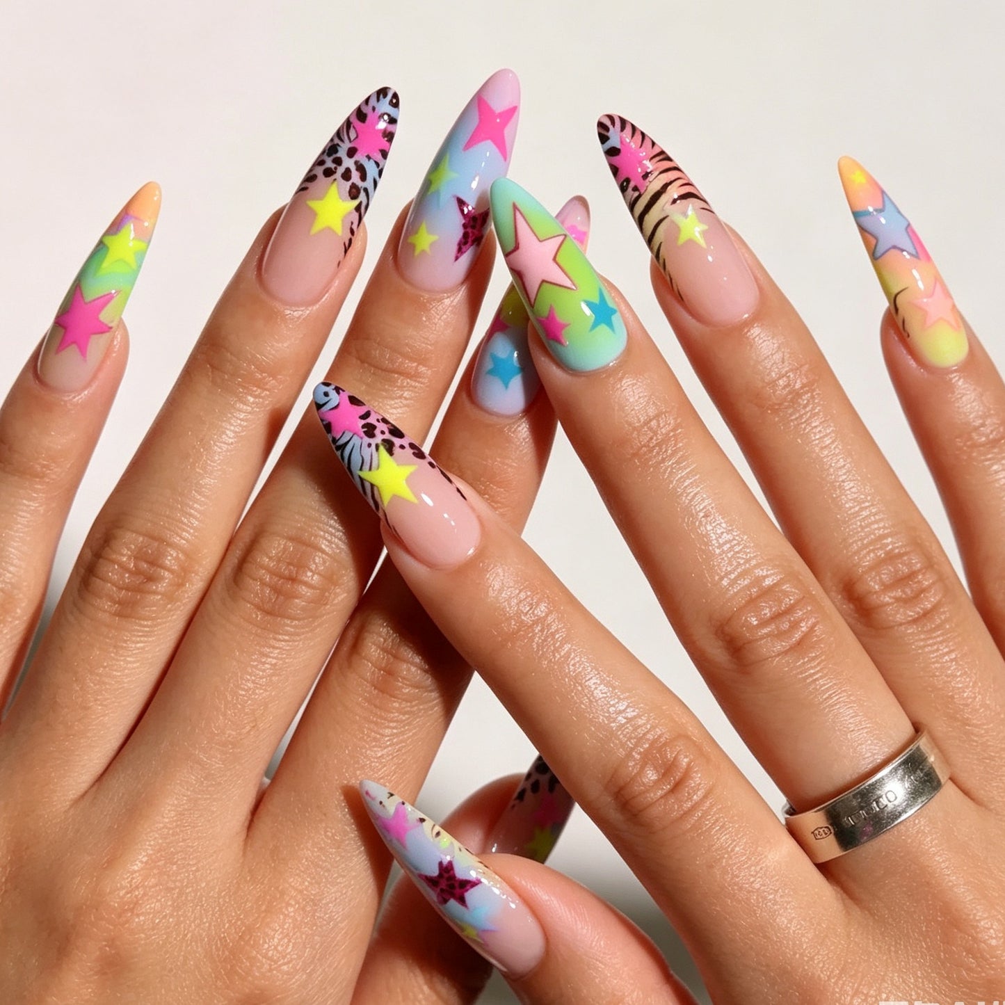 Kunstnagelset mit bunten 3D-Sternmotiven Brehn
