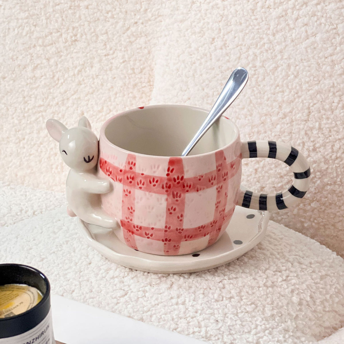 Verspieltes Keramik-Tassen-Set mit Koala-Reliefgriff und passender Untertasse
