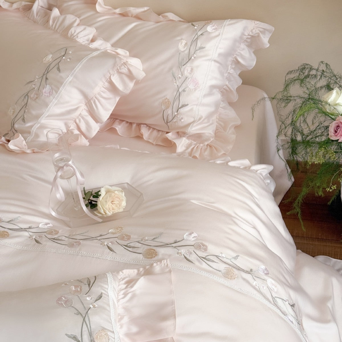Luxuriöses Satin-Bettwäsche-Set mit Rüschen und Blumenstickerei