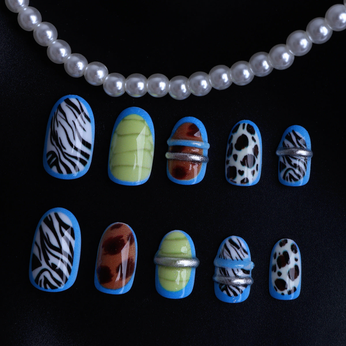 Kreative Kunstfingernägel mit Modernem Tiermotiv und Farbenfrohen Akzenten Brehn
