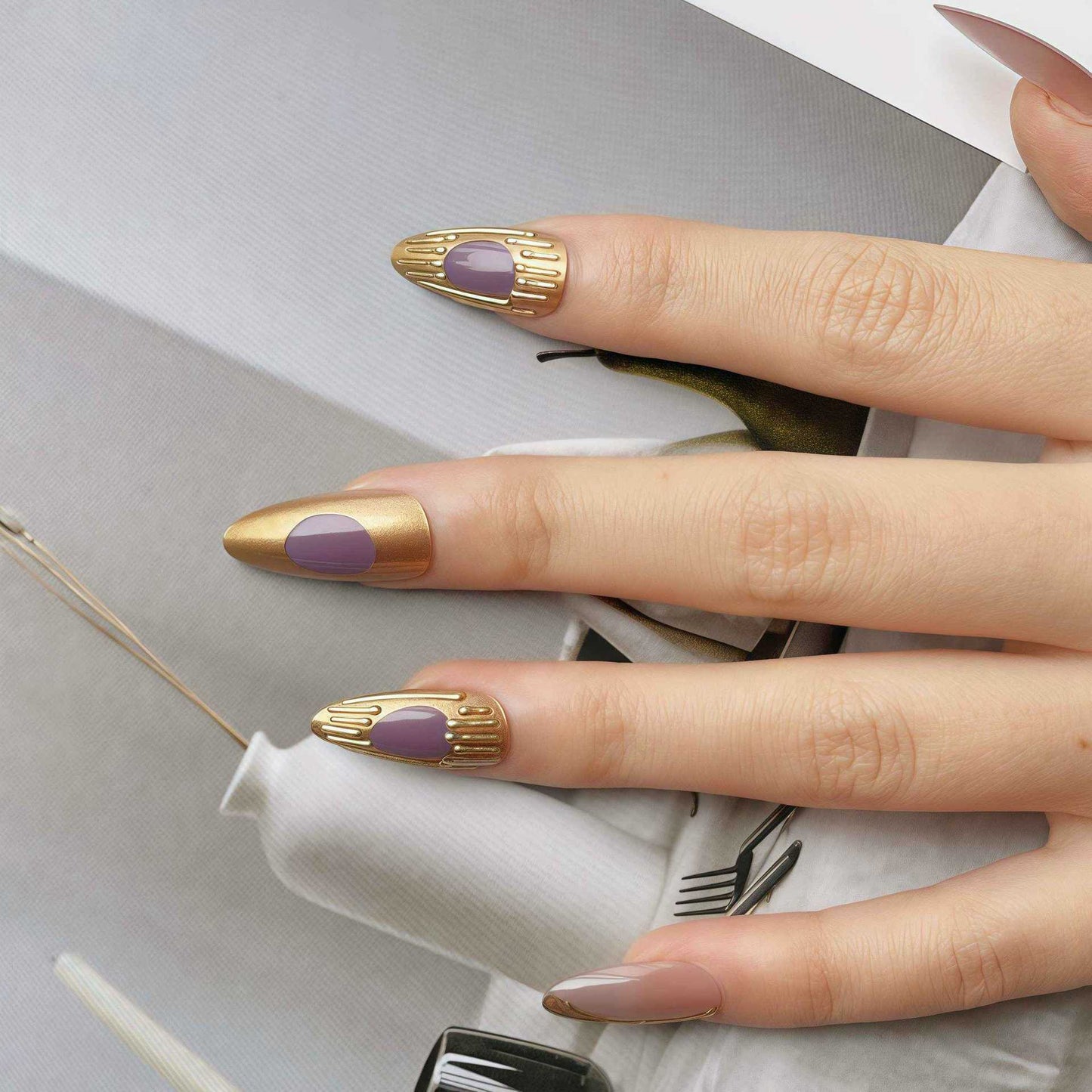 Künstlerisches Press-On-Nagelset mit Gold- und lila Akzenten Brehn