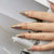 Künstlerisches Press-On-Nagelset mit Gold- und lila Akzenten Brehn
