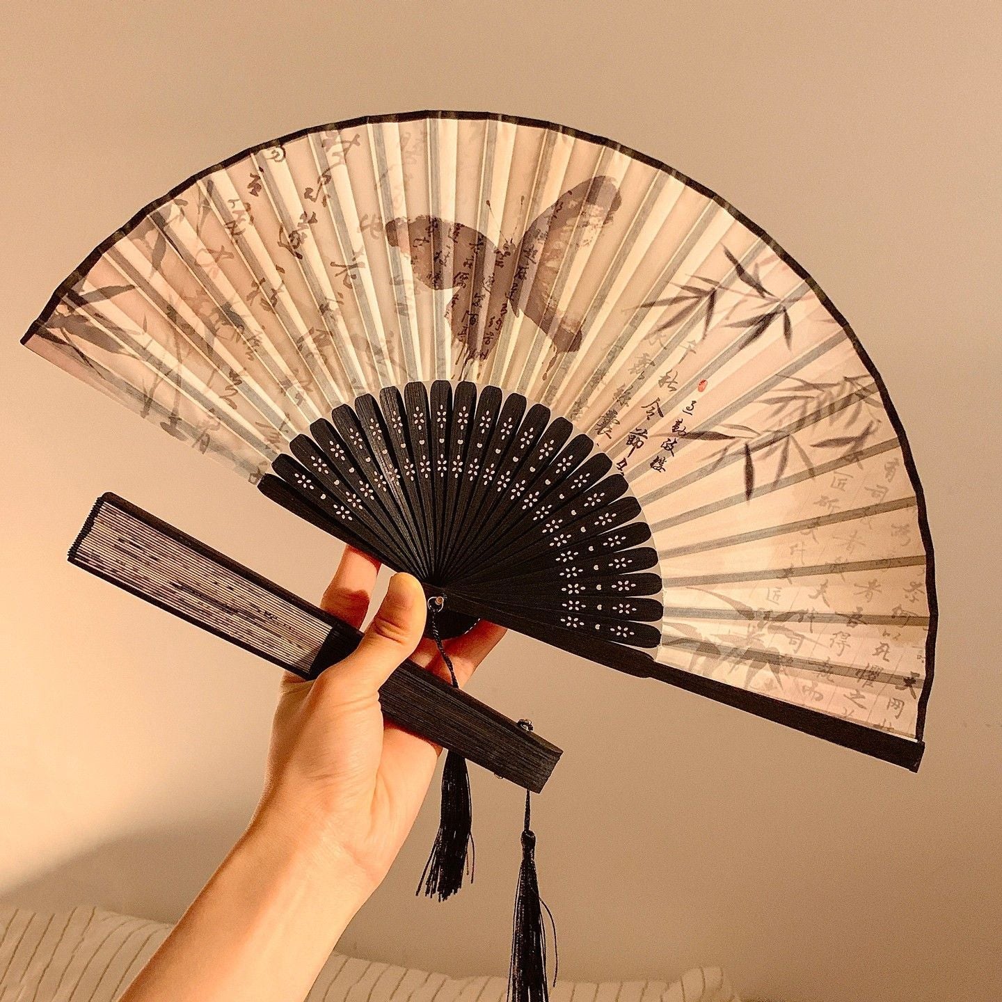 Handgefertigter Fächer mit Elegantem Schmetterlingsmotiv Brehn