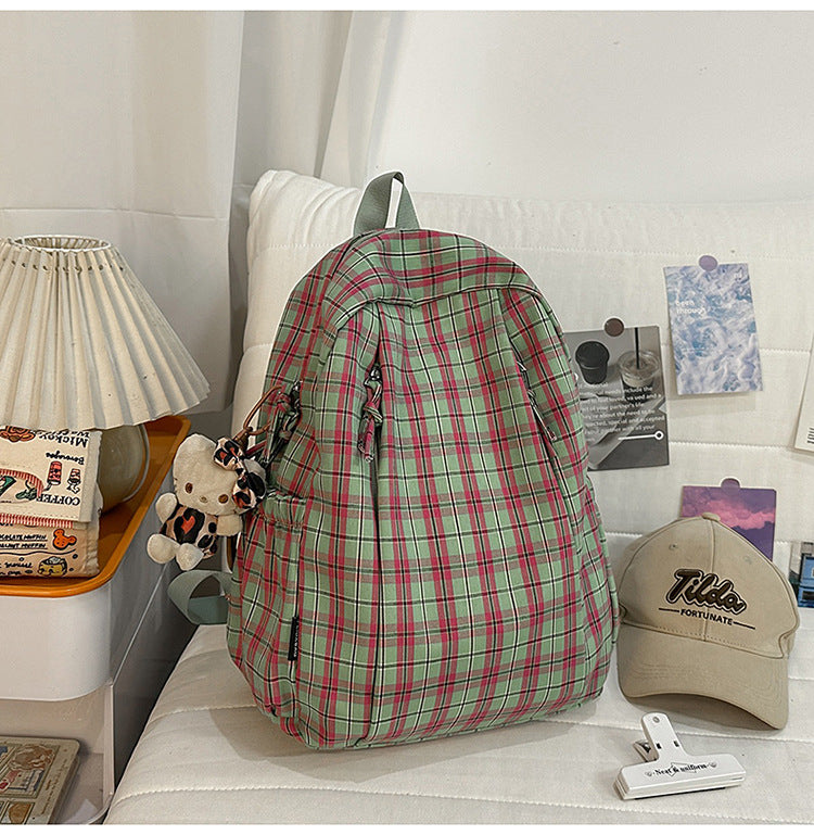 Lässiger Schultasche im karrierten Muster