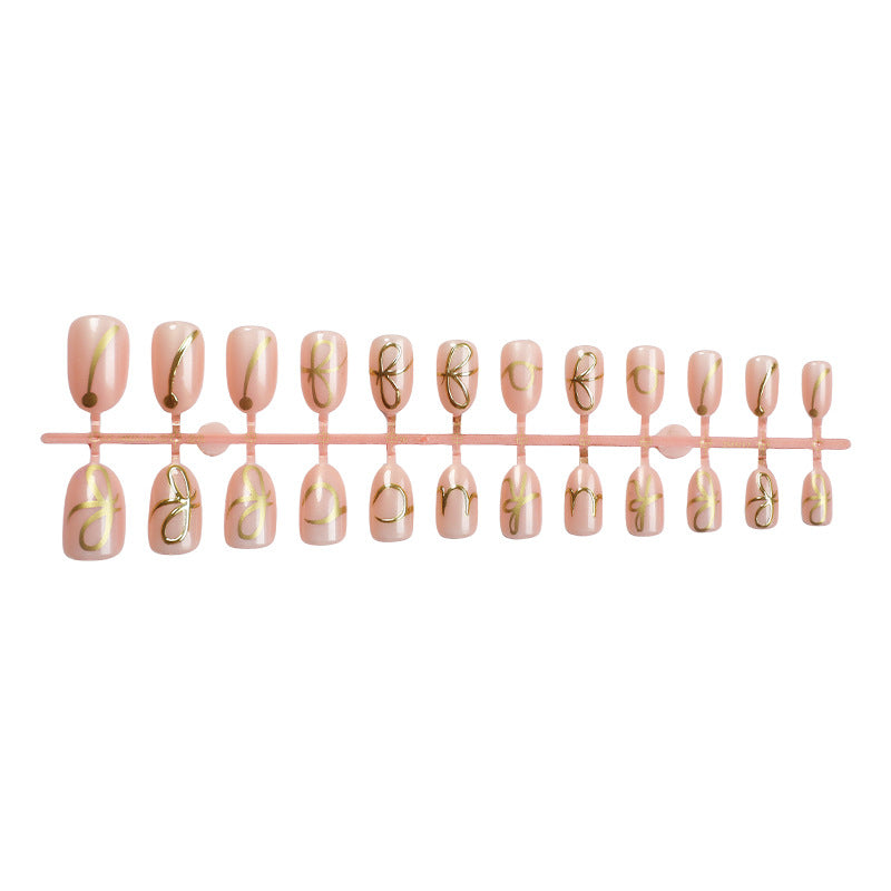 Elegantes Press-On Nail Art Set mit stilvollen goldenen Akzenten Brehn
