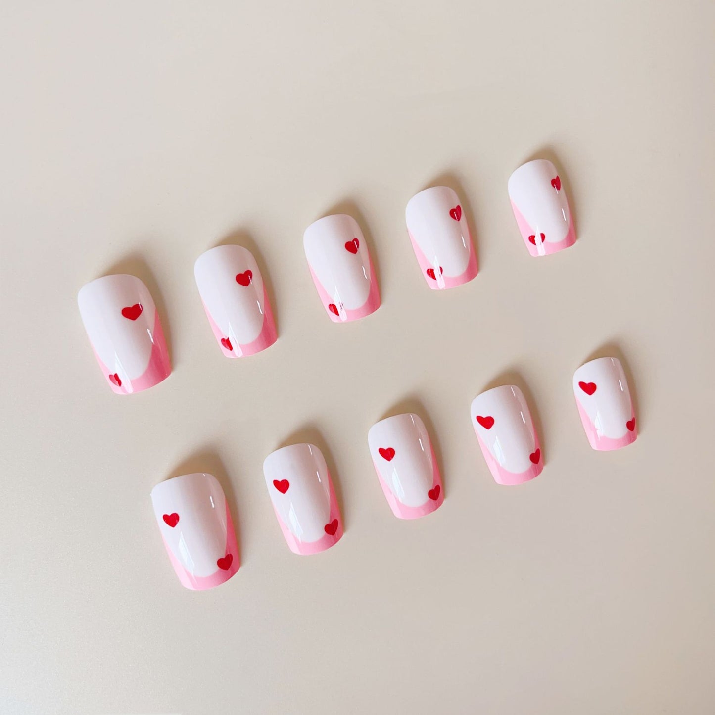 Nail Art Set mit verspielten Herzmotiv und eleganten Akzenten Brehn