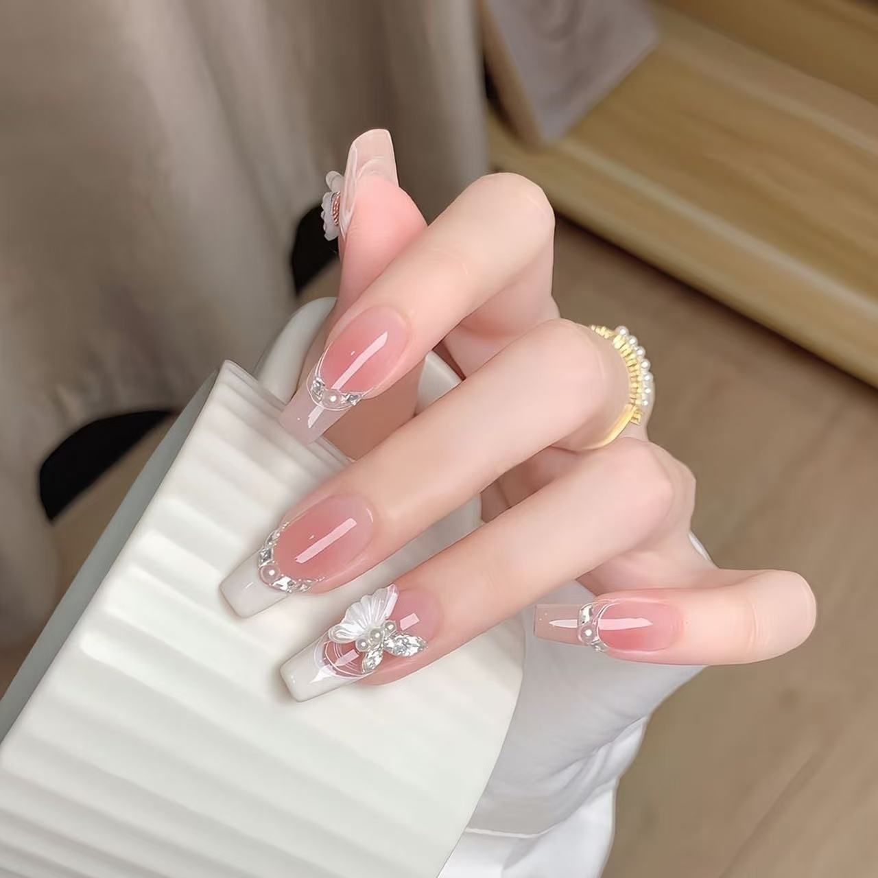 Kunstvolle Nagelset mit 3D-Blumen- und Schleifendetails Brehn