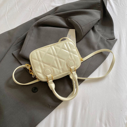 Gepolsterte Mini-Handtasche mit Plüsch-Schlüsselanhänger