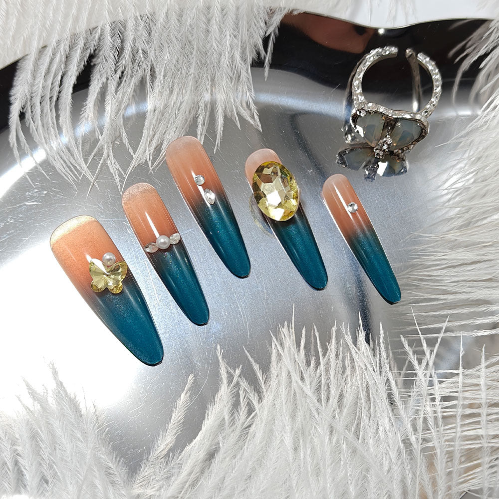 Glamouröse Kunstnägel mit Elegantem Ombre-Effekt und Hochwertigen Verzierungen Brehn