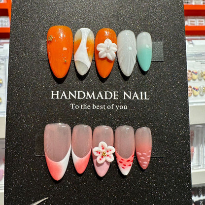 Künstlerisches Press-On Nagelset mit floralen und gradienten Akzenten