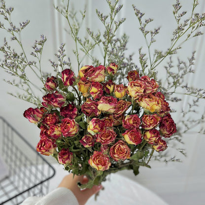 Trockenblumen-Rosenstrauß mit botanischem Füllmaterial