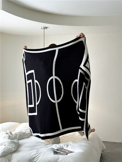 Kuscheldecke mit großem Schriftmotiv und weichem Bouclégewebe