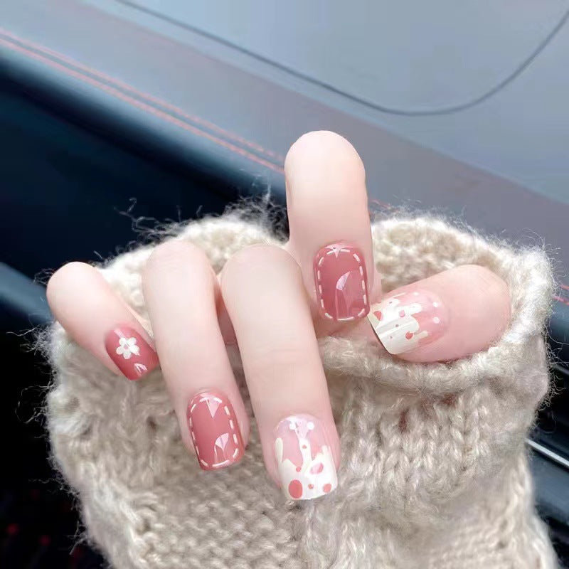 Kunstvolle Nagelverzierung im floralen Design Brehn