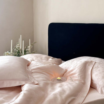 Edles Satin-Bettwäsche-Set mit eingewebtem Blumenrelief und Umschlagkante