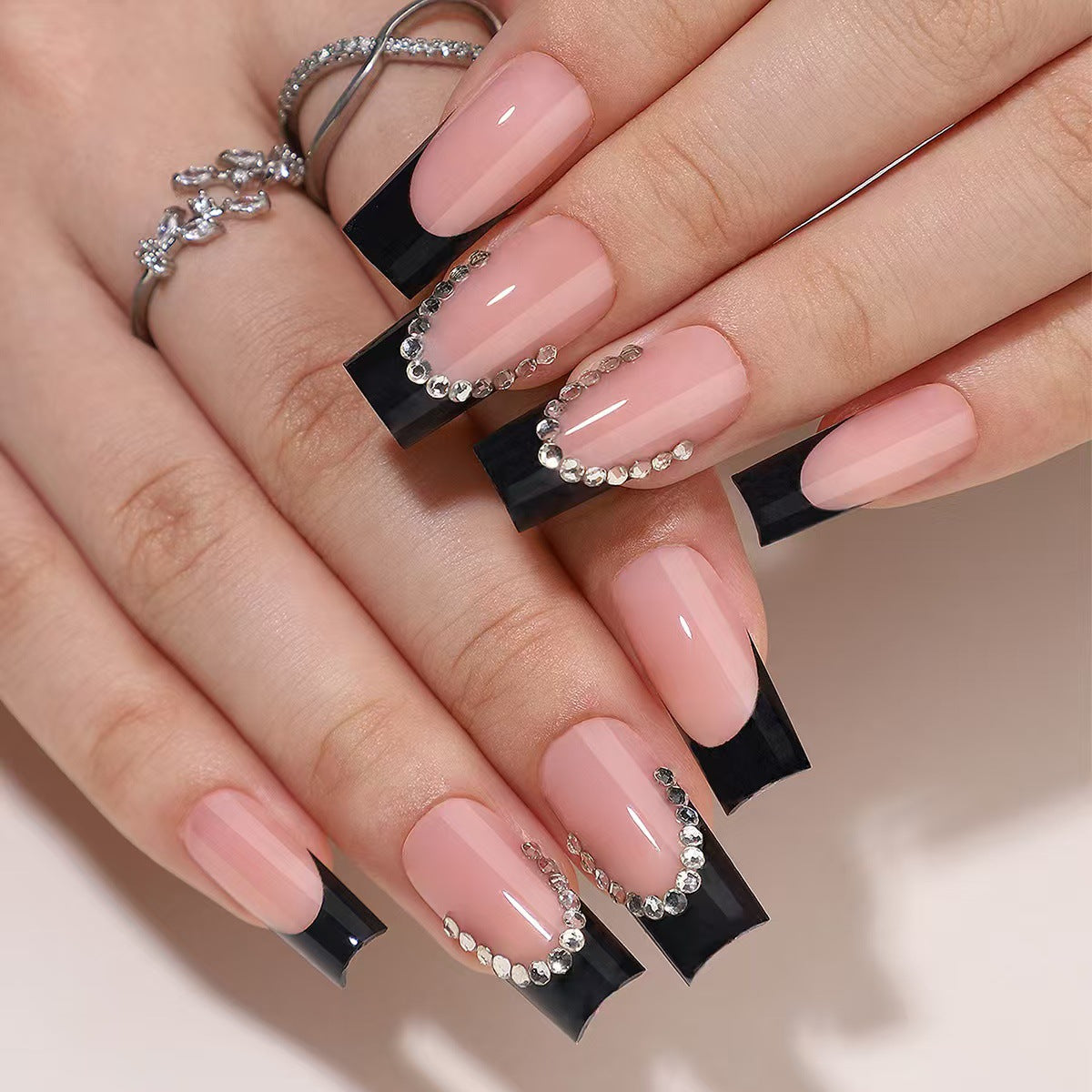 Kunstnagelset mit eleganten Spitzen und Glitzerakzenten Brehn