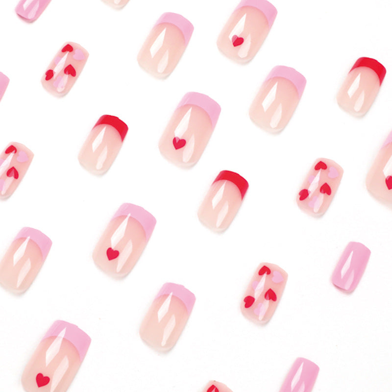 Kunstvolle Nagelkunst mit Herzmotiven Brehn