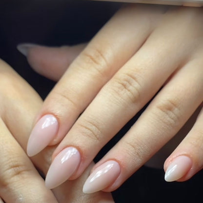 Glänzende Stiletto Press-On Nagelerweiterungen Brehn