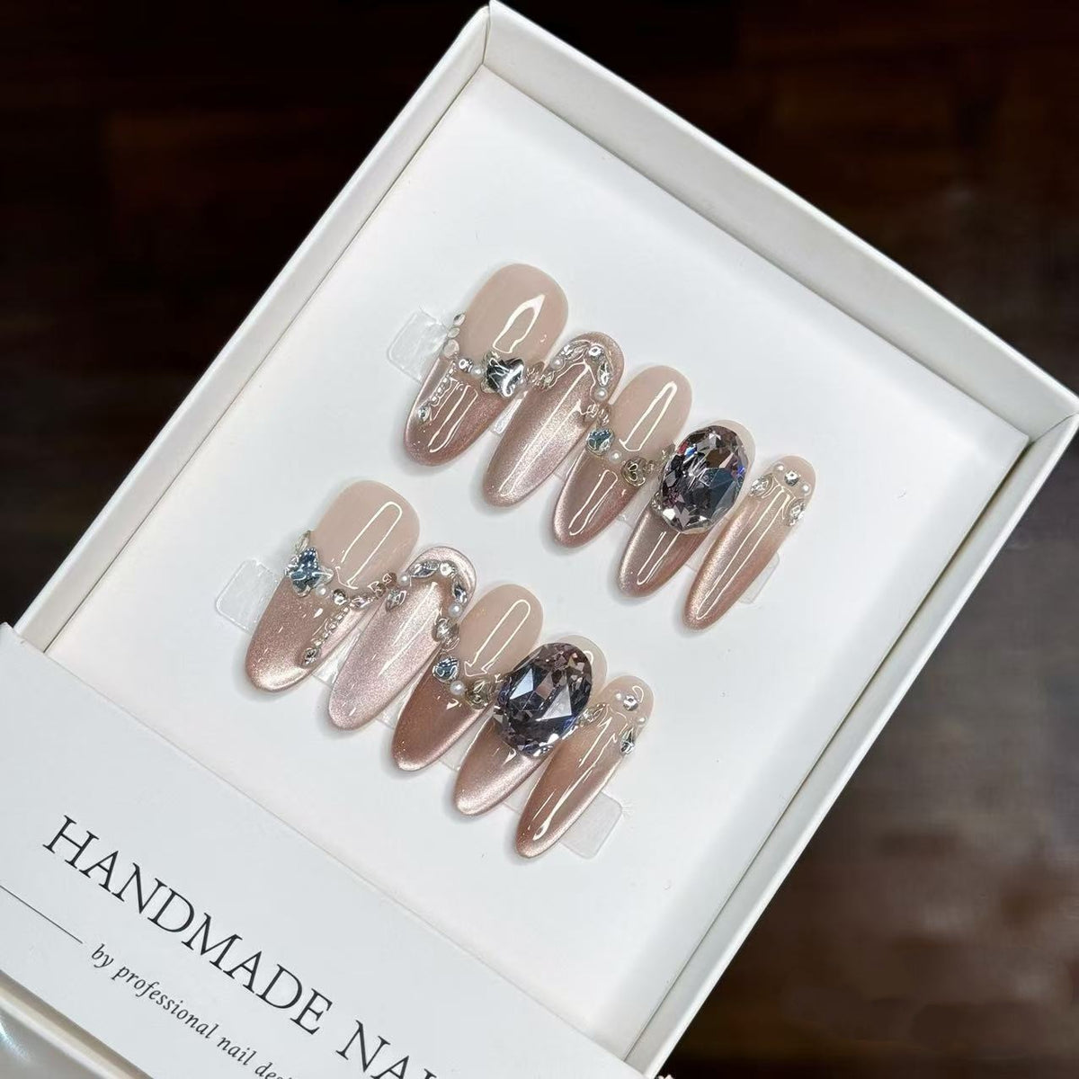 Dekoratives handgefertigtes Press-On-Nagelset mit Edelsteinen