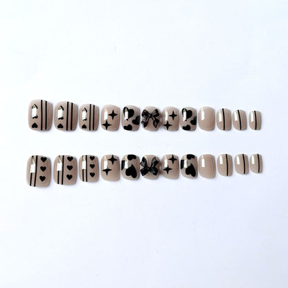 Künstlerisches Nageldesign-Kit mit Schleifenakzenten