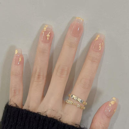 Dekoratives Press-On Nagelkunstset mit goldenen Akzenten