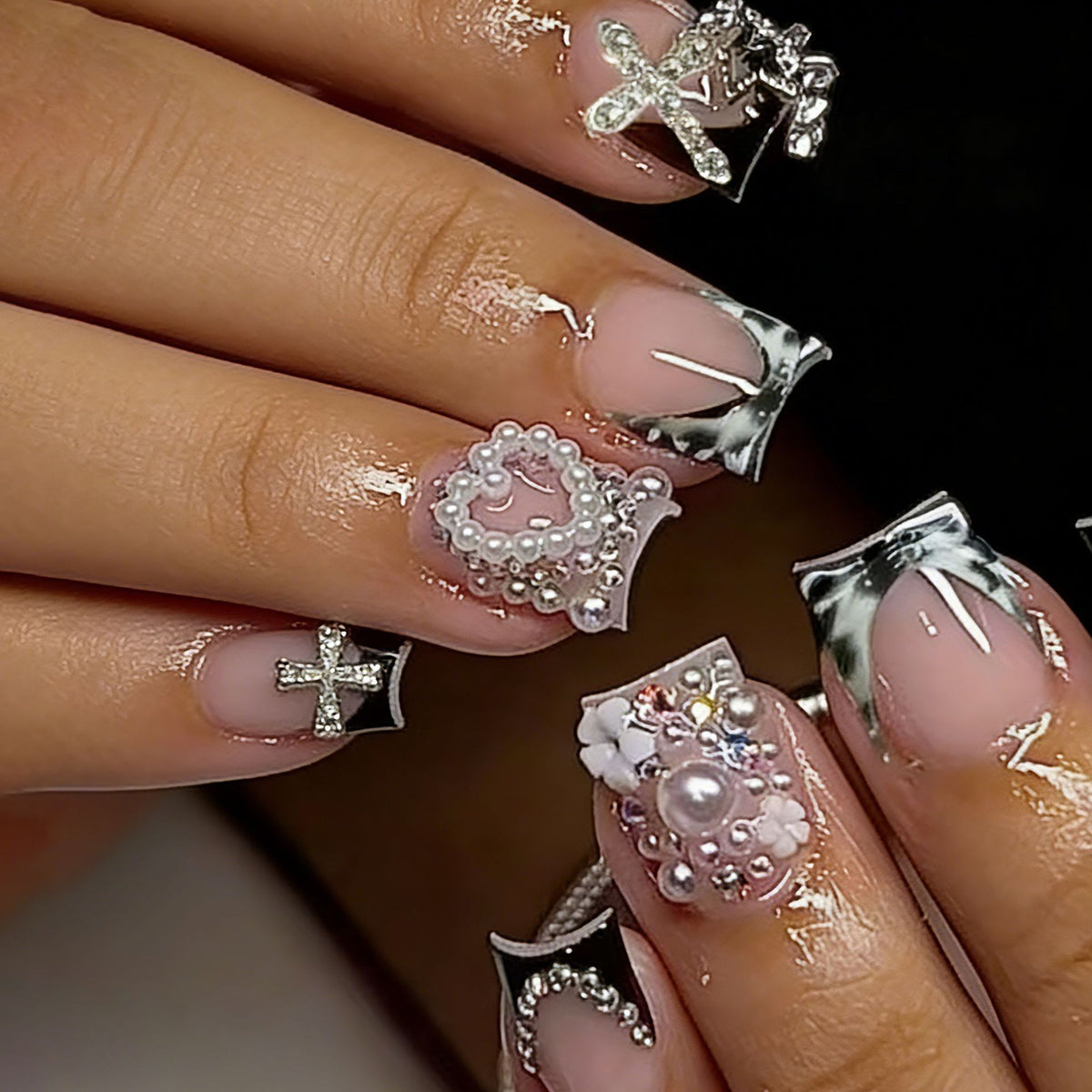 Kunstnagelset mit glamourösen goldenen Akzenten Brehn