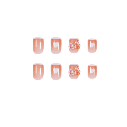 Nagelkunst mit Herz- und Schmetterlingsmotiven Brehn