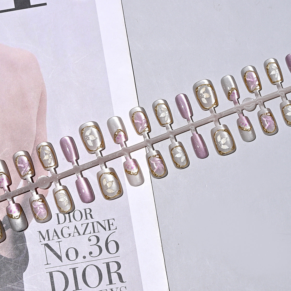 Dekoratives Press-On-Nagelset mit floralen Akzenten Brehn