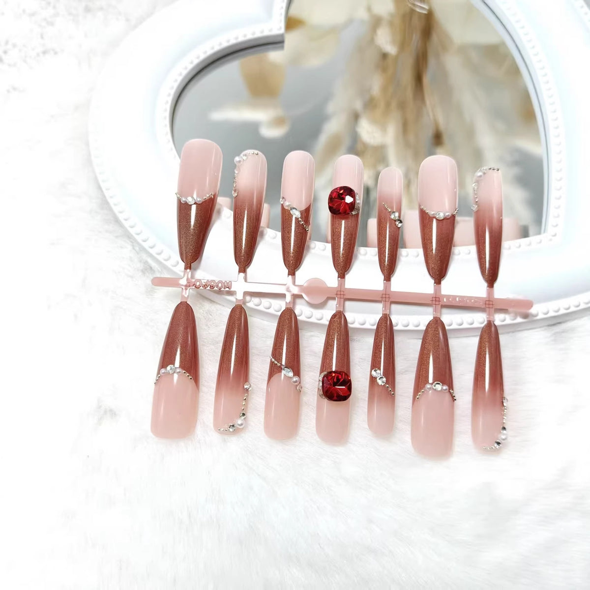 Kunstnägel mit luxuriösen 3D-Verzierungen und Glamourösen Akzenten Brehn