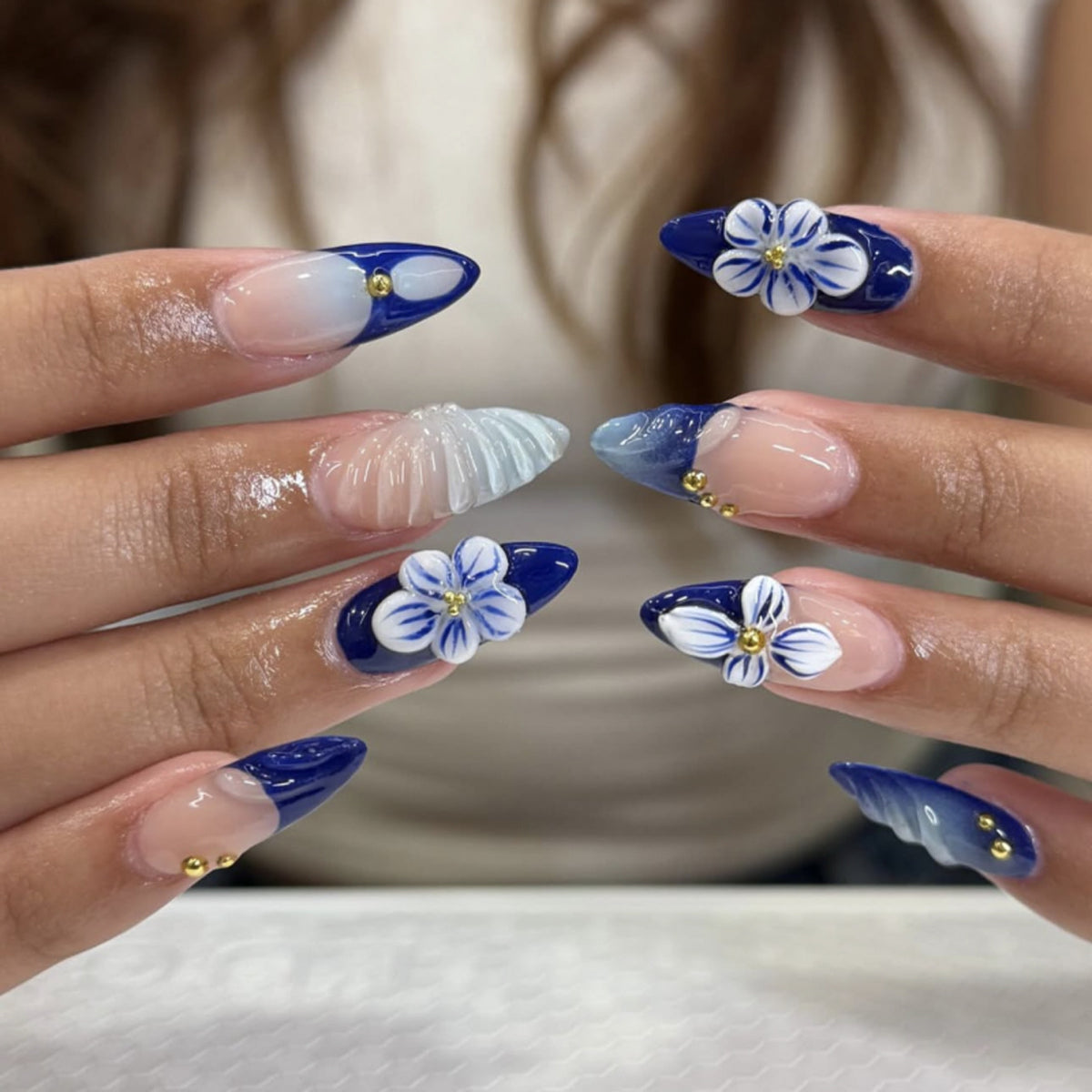 Kunstvolle Nailart mit floralen Akzenten und Glitzerverzierungen Brehn