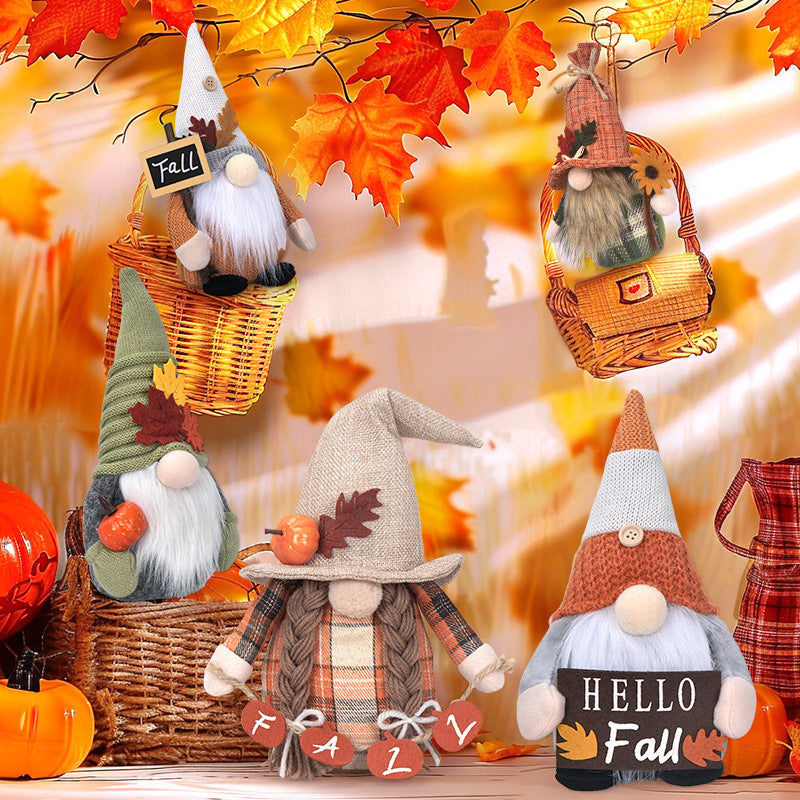 Herbstliche handgefertigte Deko‑Wichtelfigur mit Strickmütze, Filzlaub‑Applikation und Kürbisdetail