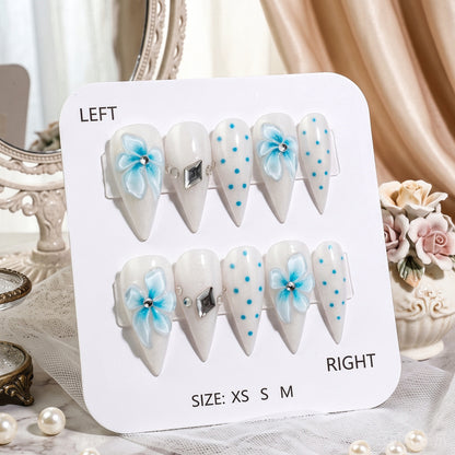 Dekorativer Press-On Nagelset mit floralen und Edelstein-Designs