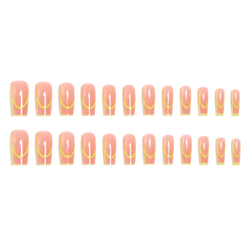 Kunstvolle Nagelspitzen mit geometrischem Design Brehn