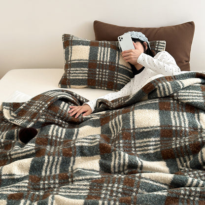 Kuscheldecke mit kariertem Muster und Bommelverzierung Brehn