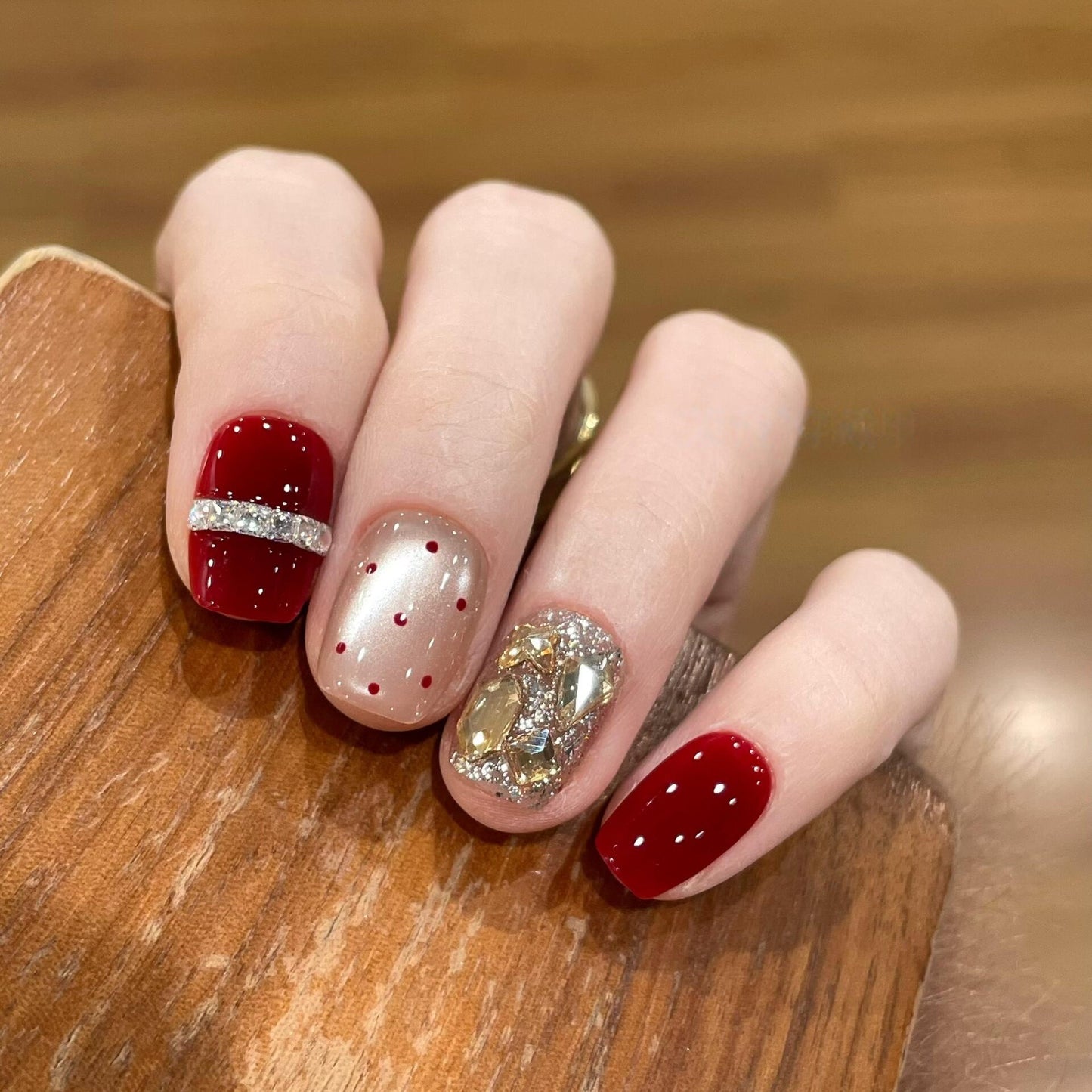 Glamouröse Kunstnägel mit Funkelndem Strass Brehn