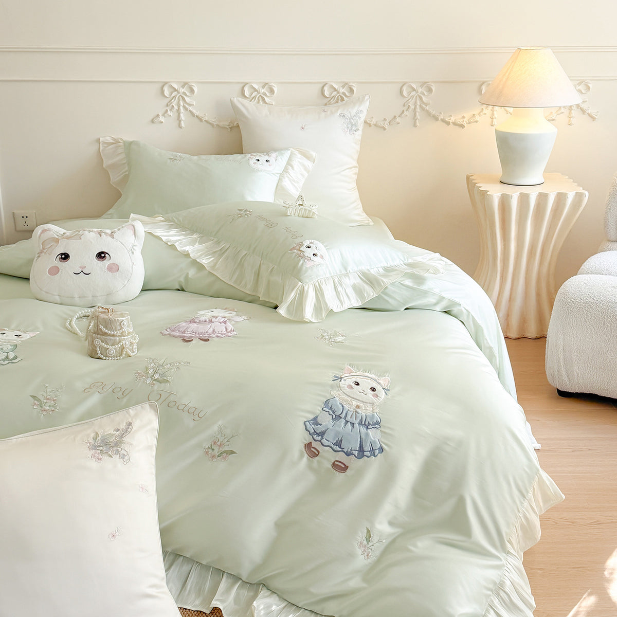 Satin-Bettwäscheset mit Rüschen und Katzenstickerei