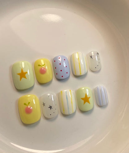 Künstlerisches Nagelset mit verspielten Designs