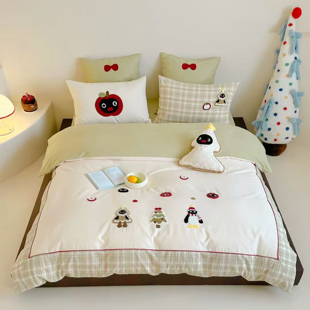 Kinder-Bettwäschegarnitur mit applizierten Winterfiguren und kariertem Volant