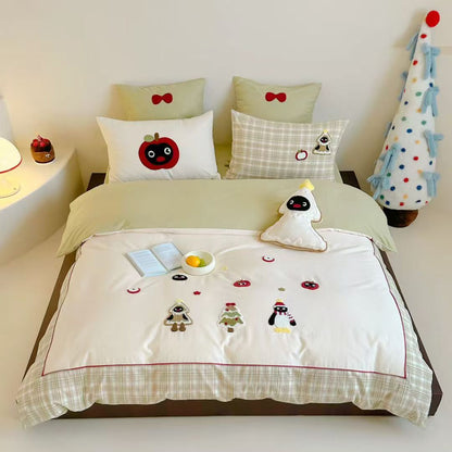 Kinder-Bettwäschegarnitur mit applizierten Winterfiguren und kariertem Volant