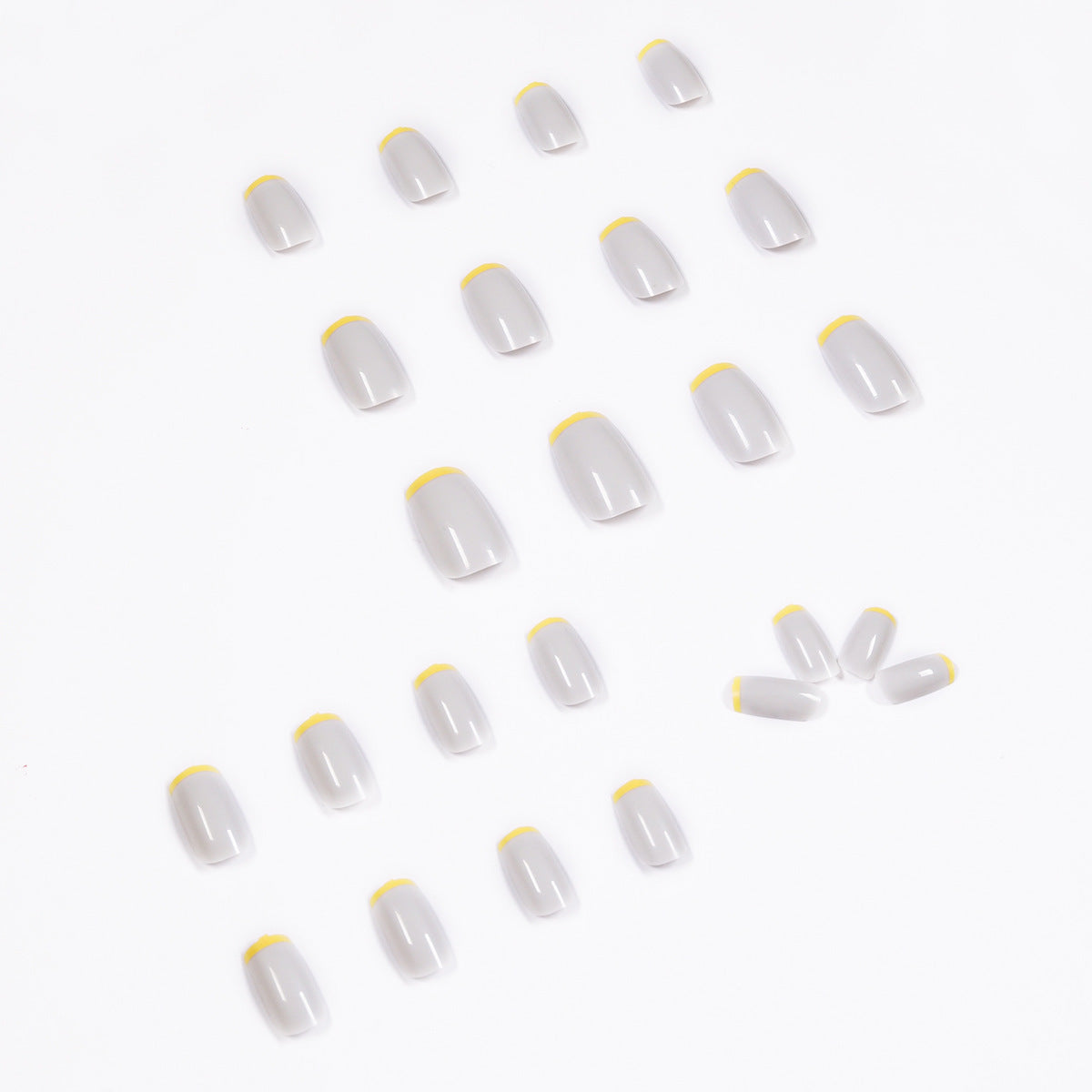 Kunstvolle Nagelverlängerungen mit modernem French-Tip Design Brehn