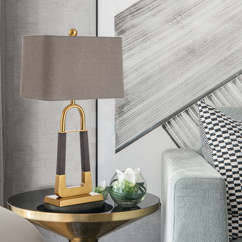Dekorative Tischlampe mit modernem geometrischen Sockel
