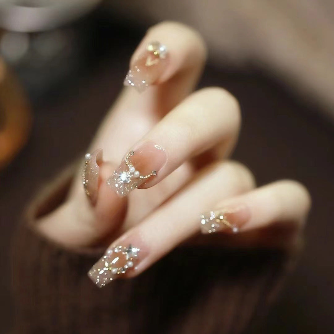 Elegantes dekoratives Druck-Nagelkunst-Set mit Edelsteinakzenten Brehn